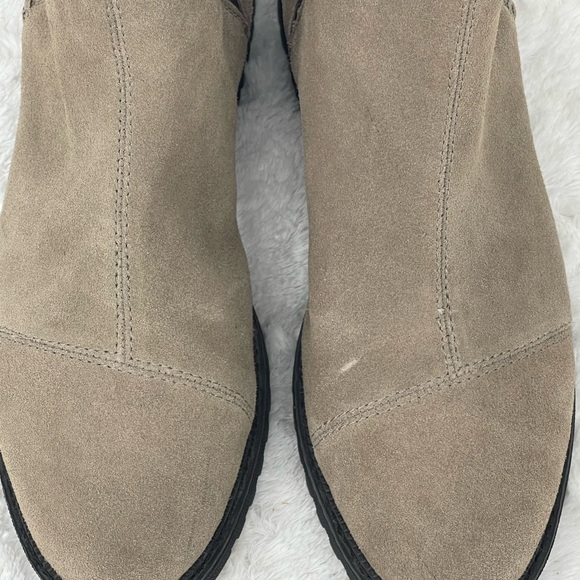 TOMS WOMENS SIZE 9 Tan Suede Chelsea Boots - Picture 3 of 10